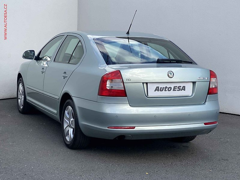 Škoda Octavia (2012) 1.6 TDi, Elegance, +kola - fotka 6 z 17