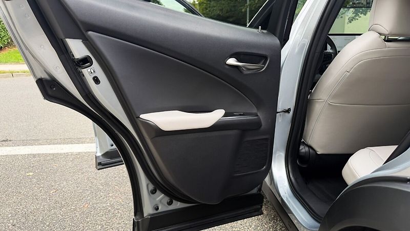 Lexus UX 300h 300H 2,0 HEV F SPORT DESIGN - fotka 19 z 24