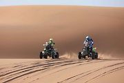 Účastníci Rallye Dakar zdolávají obrovské duny