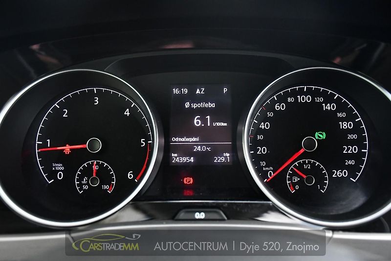 Volkswagen Touran 2.0TDi DSG TAŽNÉ 2xKOLA  - fotka 32 z 52