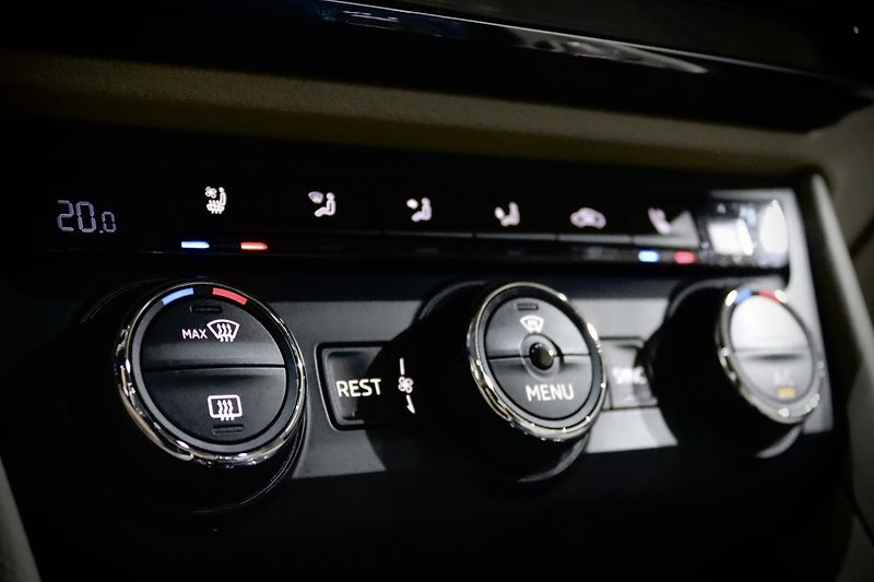 Škoda Superb 3 2.0 TDI 140 kW DSG L&K - fotka 34 z 49