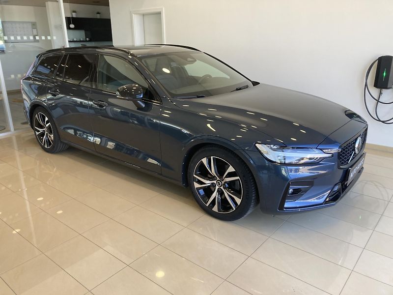 Volvo V60 B4 FWD PLUS DARK TAŽNÉ ZAŘÍ. - fotka 2 z 31