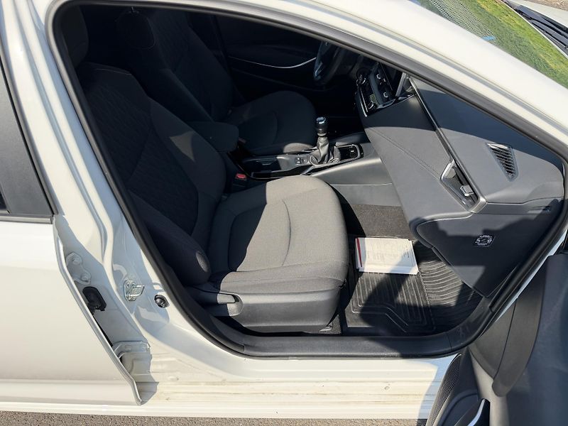 Toyota Corolla 1,5i 92kW manual navi. závěs - fotka 17 z 21