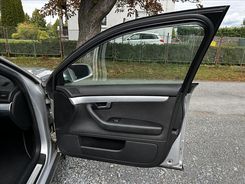 Audi A4 2,0 TDi Automat  NováSTK,Tažné - fotka 25 z 42