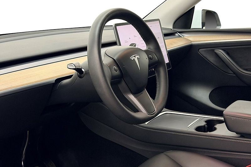 Tesla Model Y Long Range AWD - fotka 11 z 31