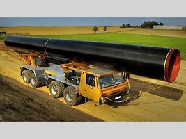 Tatra Force 8x8 – vozidlo pro přepravu potrubí.
