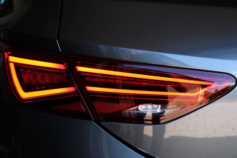 Seat Leon 1,8 TSi Xcellence FullLED, ACC - fotka 37 z 48