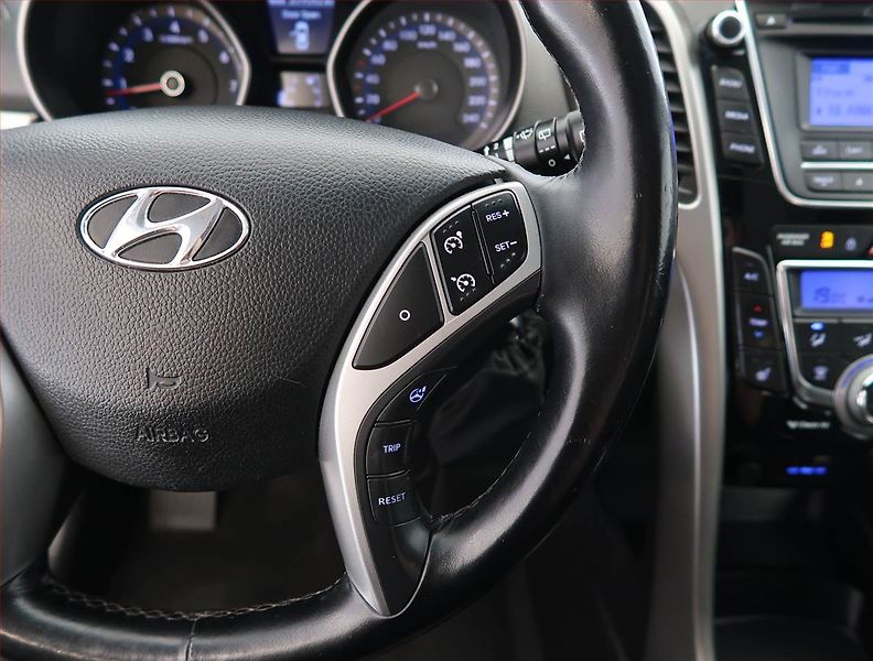 Hyundai i30 (2015) 1.6 MPI, ČR,1.maj, Tempomat - fotka 15 z 18