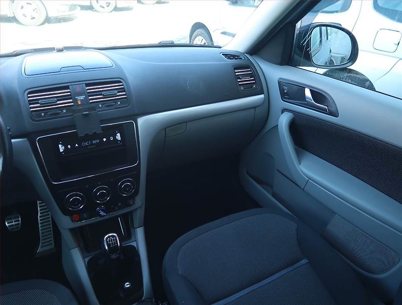 Škoda Yeti (2010) 1.2 TSI, Serv.kniha, Tažné - fotka 8 z 16