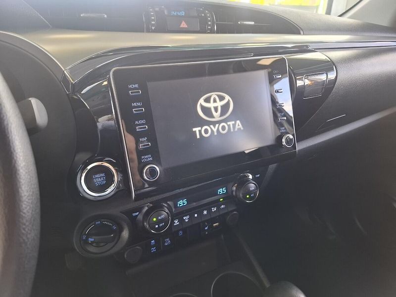 Toyota Hilux 2.8D-4D 150KW EXecutive AT 202 - fotka 12 z 14