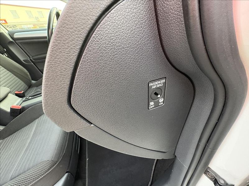 Volkswagen Golf 2,0 TDi 110kW CUP,Navi,Výhřev - fotka 29 z 40