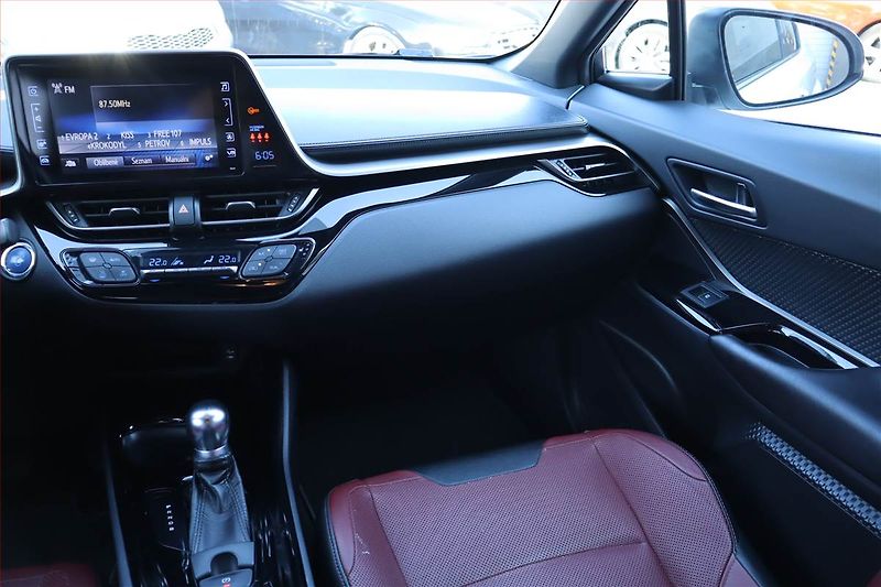 Toyota C-HR (2018) Selection 1.8 Hybrid, Automat - fotka 8 z 24