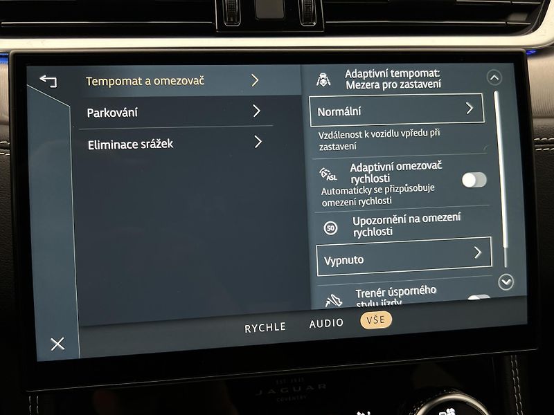 Jaguar F-Pace D200 R-DYNAMIC SE AWD AUT  - fotka 41 z 49