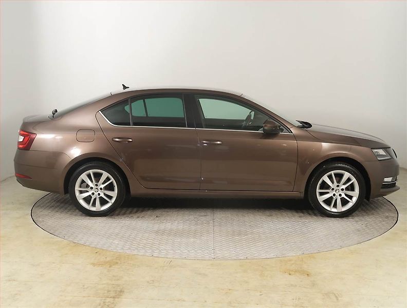 Škoda Octavia (2019) Style 1.5 TSI, Navi, Tempomat - fotka 6 z 18
