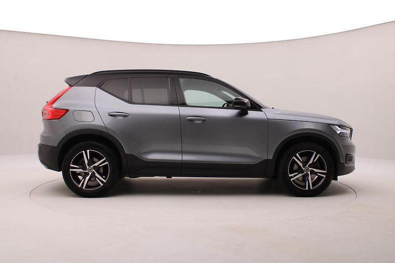 Volvo XC40 D4 AWD R-DESIGN AUT CZ - fotka 13 z 43