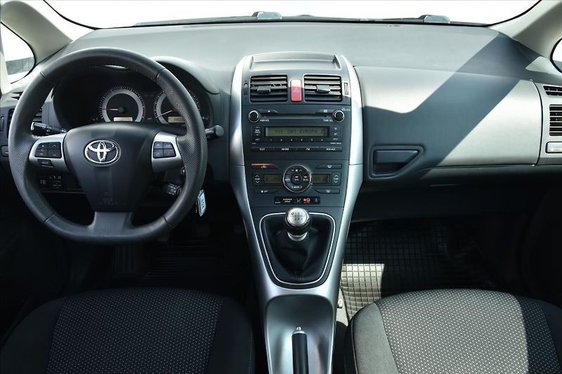 Toyota Auris 1.6 VVT-i 97kW ČR - fotka 13 z 19