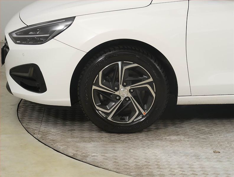 Hyundai i30 (2023) 1.5 DPI, Serv.kniha, Navi - fotka 15 z 20