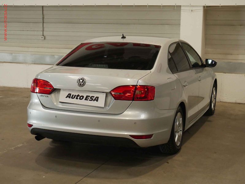 Volkswagen Jetta (2011) 1.2, 2.maj,ČR, AC, tempo - fotka 6 z 16
