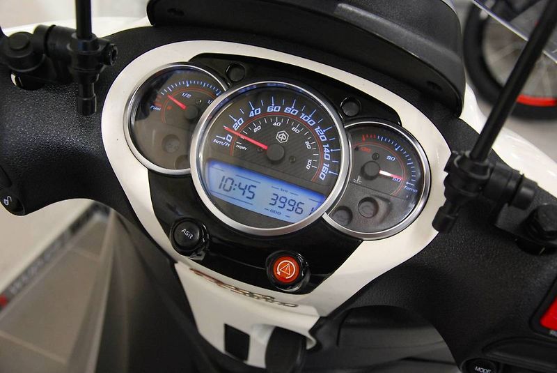 Piaggio Beverly 350 (2015) ABS + ASR - fotka 12 z 22
