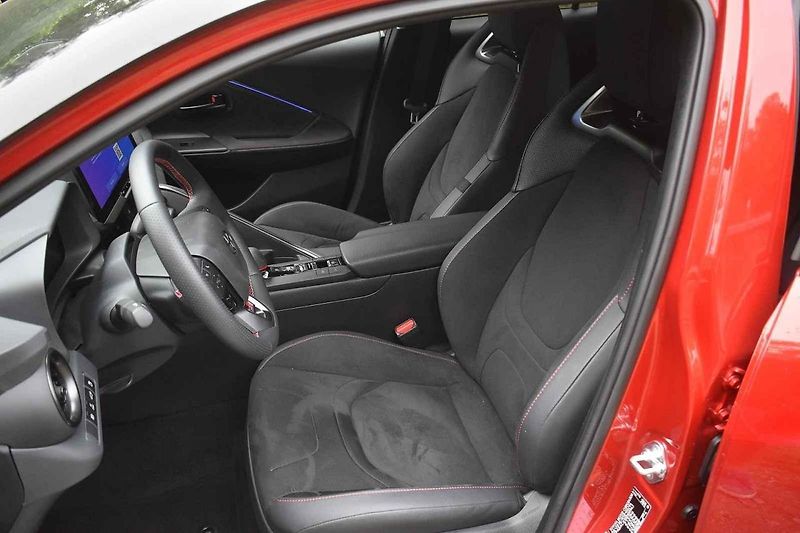 Toyota C-HR ve druhé generaci je opravdu pohledný vůz