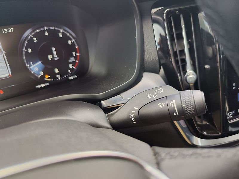 Volvo V60 B3 2.0/120kW Momentum Aut. - fotka 25 z 28