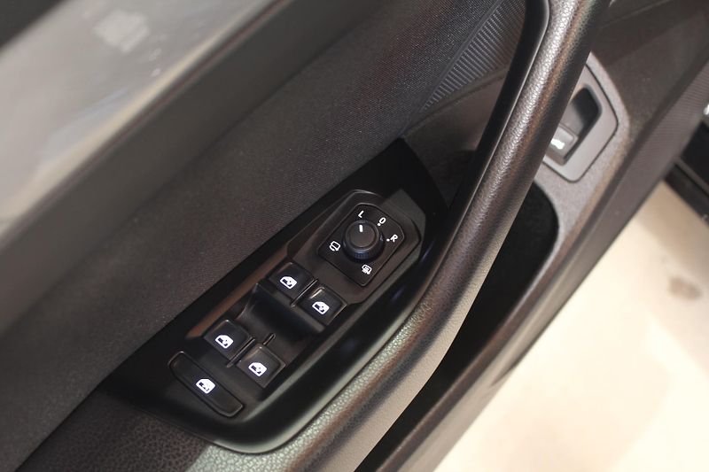 Volkswagen Passat (2023) 2.0TDI DSG Display Tažné  - fotka 18 z 34