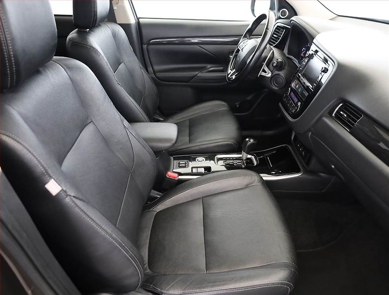 Mitsubishi Outlander (2017) 2.2 DI-D, 4X4, Automat - fotka 7 z 21