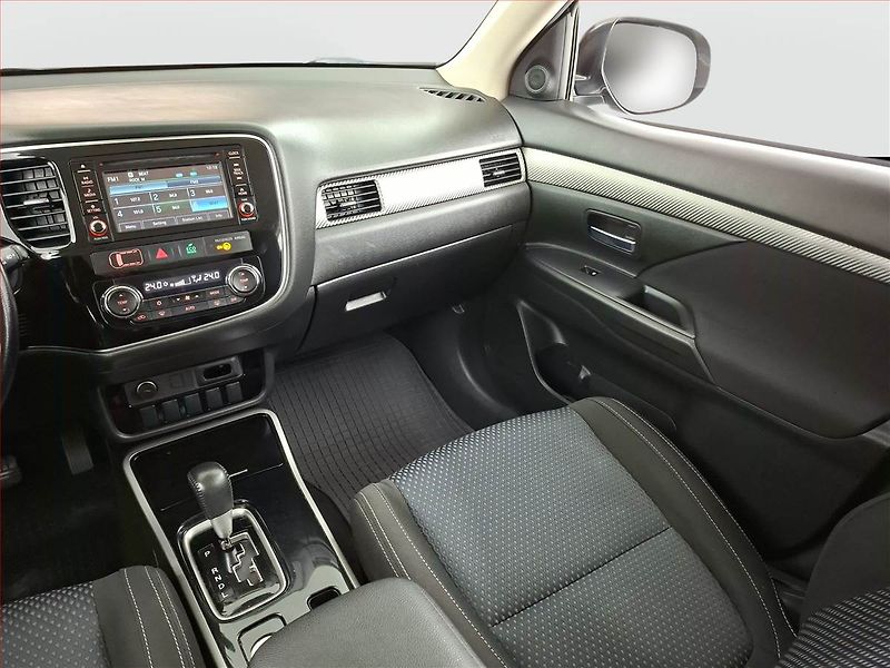 Mitsubishi Outlander (2017) 2.2 DI-D, 4X4, Automat - fotka 8 z 20