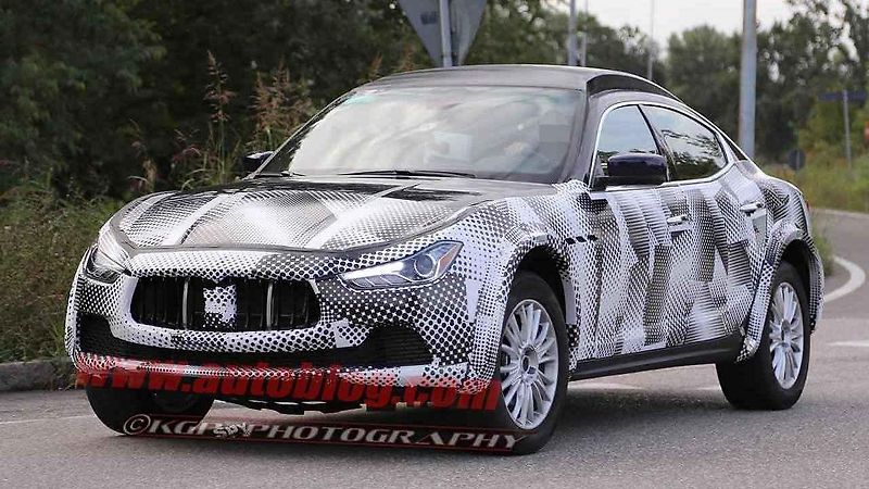 Testovací mula pro SUV Rolls-Royce Cullinan.