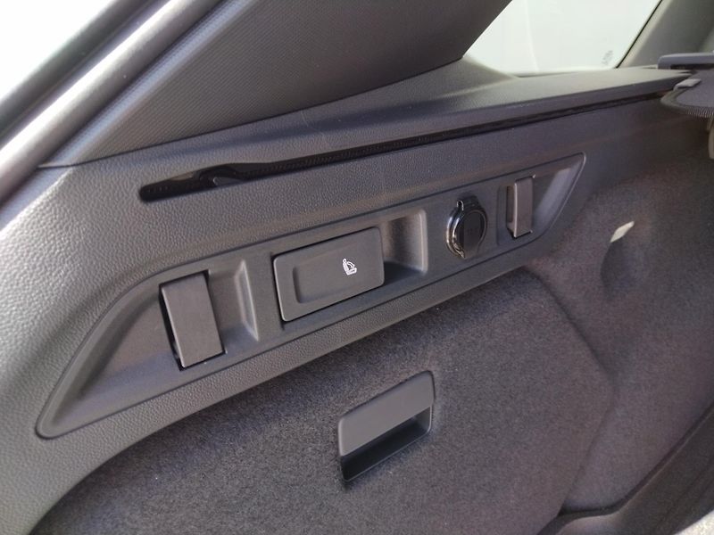 Volkswagen Passat R-Line 2,0 TSI 150 kW - fotka 25 z 28