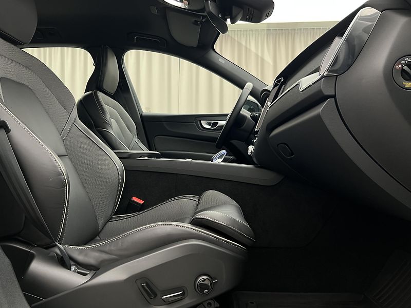 Volvo XC60 B4 AWD DARK PLUS CZ 1. maj. - fotka 19 z 45