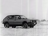 Volkswagen Golf Country - Řadilo se manuální pětistupňovou převodovkou, sílu mezi kola rozděloval moderní systém pohonu všech kol Syncro.