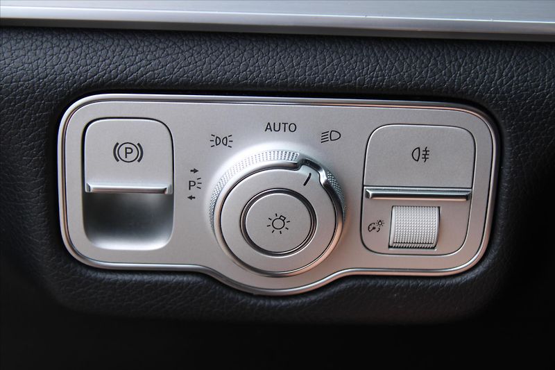 Mercedes-Benz GLE 300d 4MATIC TAŽNÉ 1.MAJ. ČR - fotka 17 z 28