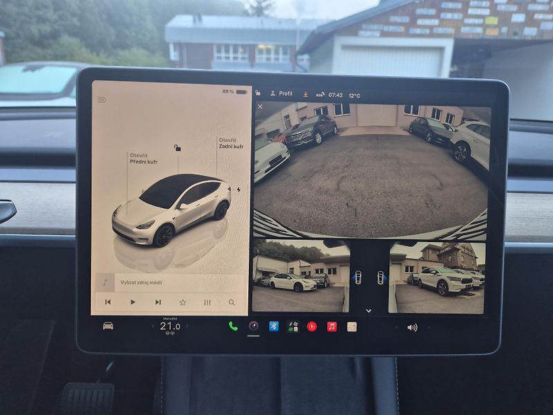 Tesla Model Y RWD 220kw TZ SOH 93,1 % - fotka 33 z 50