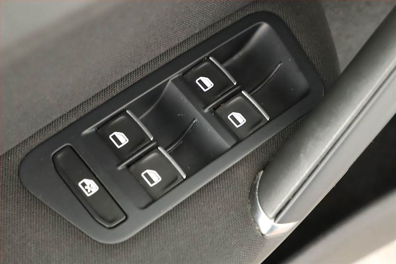 Volkswagen Golf (2015) 1.6 TDI, Automat, Tempomat - fotka 9 z 16