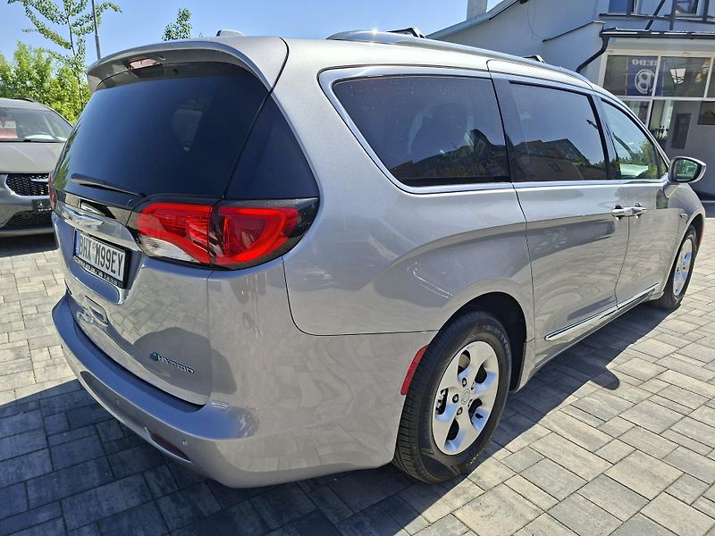 Chrysler Pacifica (2018) 3,6L Hybrid, krásný stav  - fotka 7 z 45