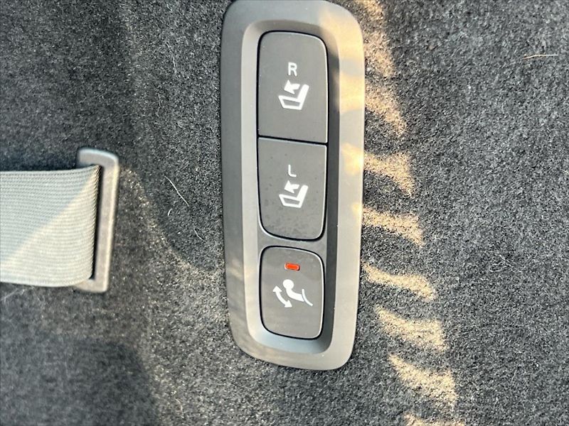 Volvo V90 2,0 187kW 8AT 2WD MOMENTUM  T5 - fotka 22 z 24