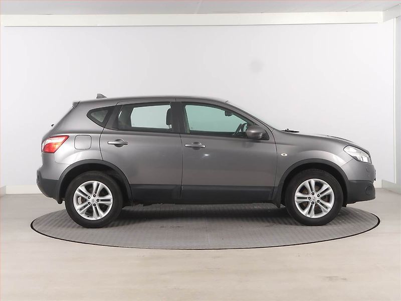 Nissan Qashqai (2013) 1.6, Automat, Tempomat - fotka 6 z 17