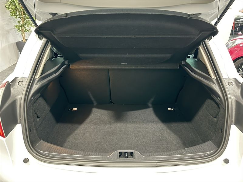 Renault Mégane 1,6   i LIMITED NAVI VÝHŘEV - fotka 23 z 28