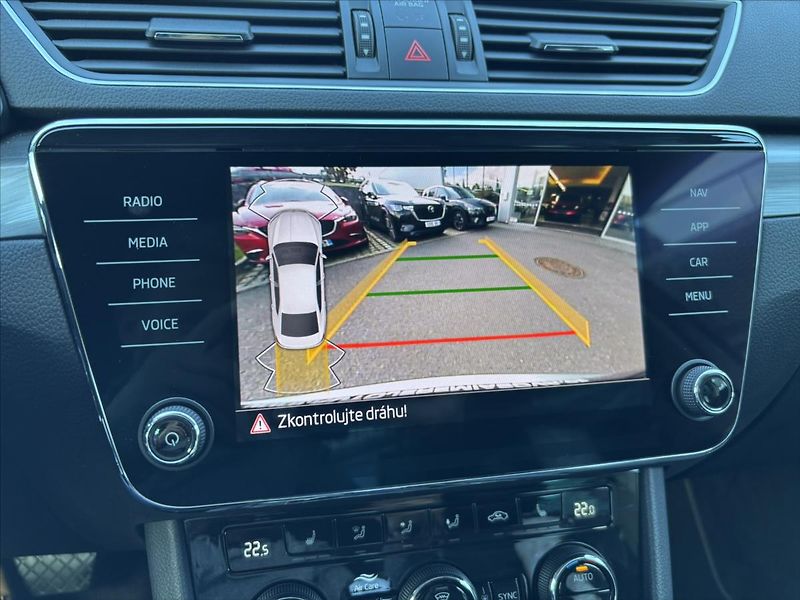 Škoda Superb 2,0 TDi AT Style SERVIS - fotka 18 z 43