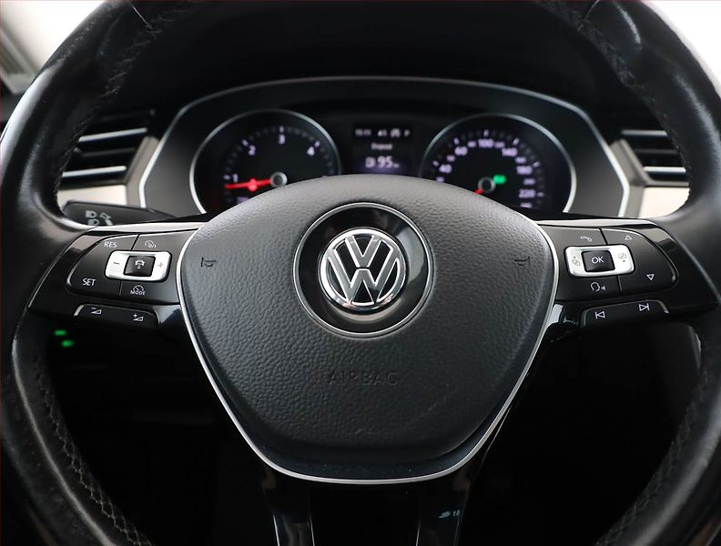 Volkswagen Passat (2017) 2.0 TDI, Automat, Kůže, Navi - fotka 8 z 21