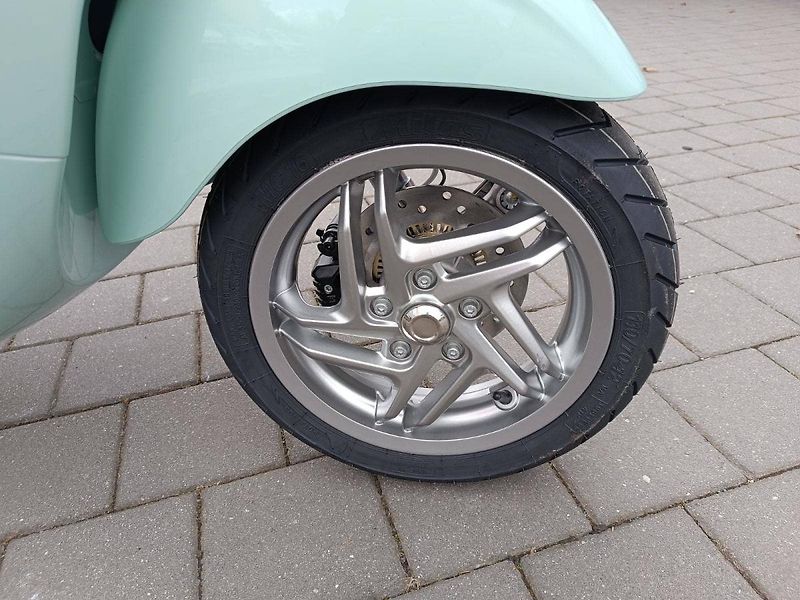 Vespa Primavera 125 3V ABS (2026) Verde Amabile 2026  (přísluše - fotka 8 z 11
