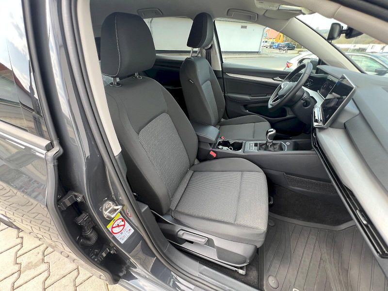 Volkswagen Golf (2025) Limited 1.5 TSI 85 kW 6°manuál - fotka 18 z 33