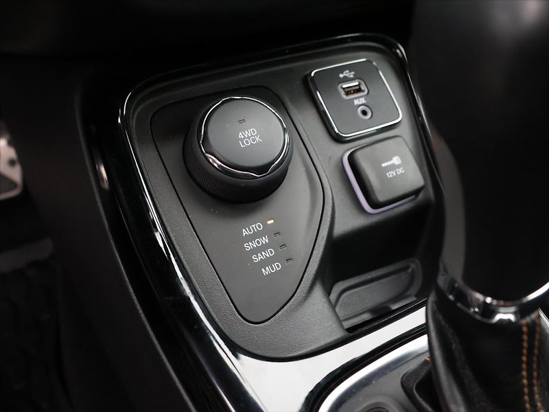 Jeep Compass 1,4 MultiAir Aut. 4WD Limited - fotka 21 z 23
