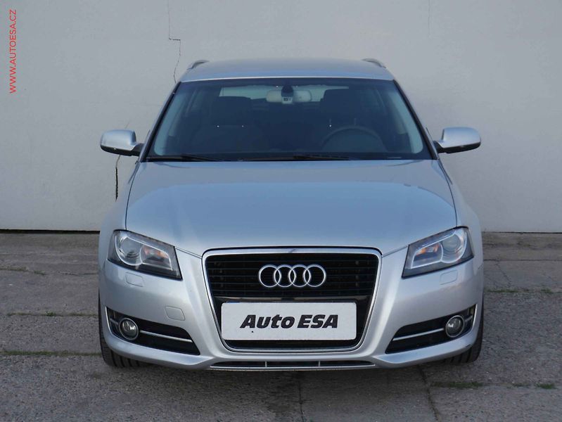 Audi A3 (2011) 2.0 TDi Sportback, Xenon, AC - fotka 2 z 15