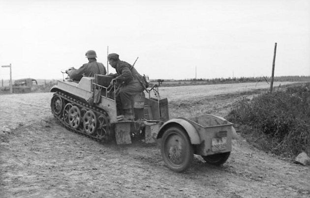 Kettenkrad s vojáky Wehrmachtu a připojeným přívěsným vozíkem na východní frontě., zdroj: Wikimedia Commons, Bundesarchiv, Ludvig Knobloch, CC-BY-SA 3.0