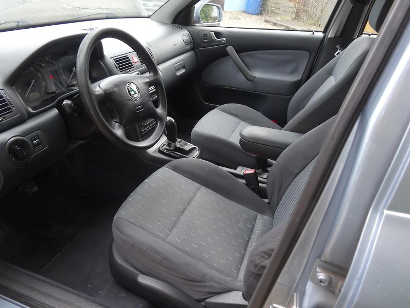 Škoda Octavia Kombi 1.6MPi rezervace - fotka 3 z 11