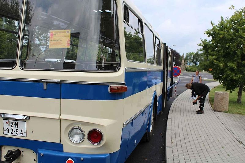 Dva dny si mohli zájemci prohlížet historický autobus Karosa ŠL11 z roku 1979, který na stanovišti před přesunutým kostelem Nanebevzetí Panny Marie v Mostě vystavoval Dopravní podnik měst Mostu a Litvínova.