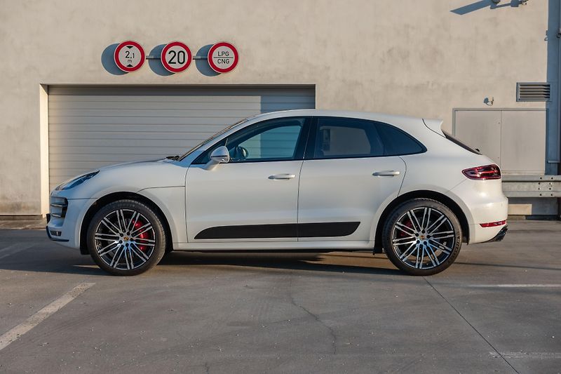 Porsche Macan (2018)  3.6 Turbo Performance & Black - fotka 9 z 25