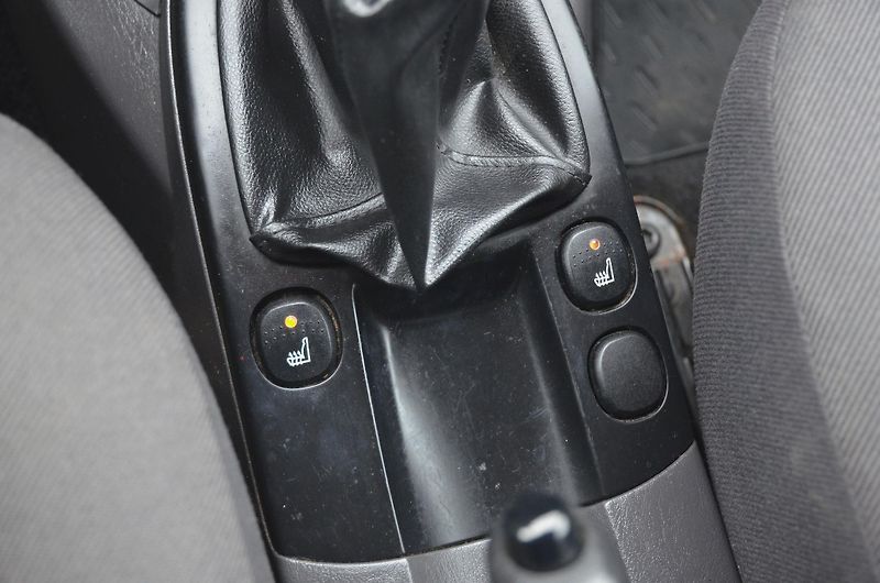 Ford Focus (2004) 1.6i Zetec 74kW / ČR / 115tkm - fotka 26 z 28